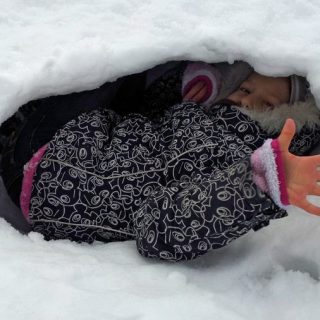 Чем заняться родителям во время зимних прогулок с детьми