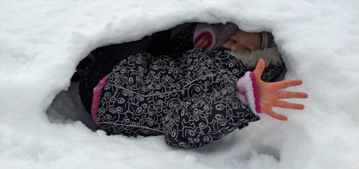 Чем заняться родителям во время зимних прогулок с детьми