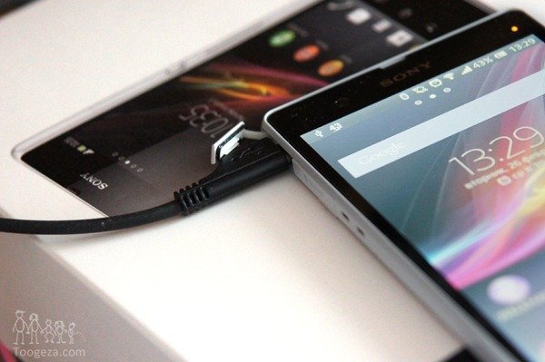 Зарядка Xperia Z при помощи шнурка USB