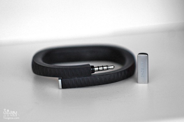 jawbone соединяется со смартофоном через стандартный джек разъём
