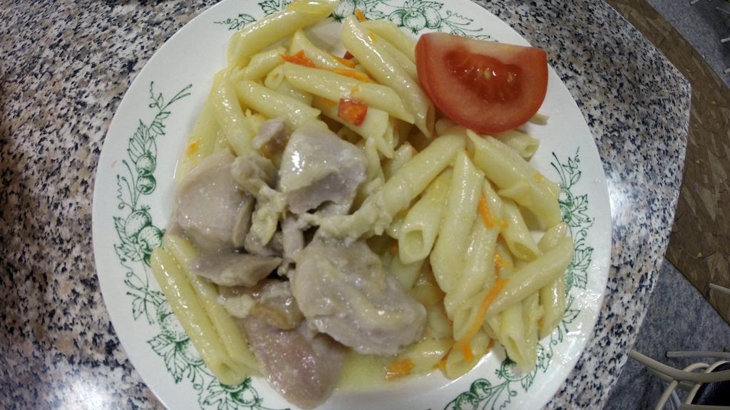 Макароны и курица. Очень мало овощей - одна грустная долька помидорки. Макароны и курица. Очень мало овощей - одна грустная долька помидорки.