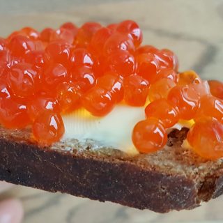 красная икра на хлебе с маслом