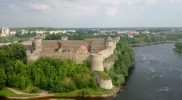 Ивангоро́дская кре́пость остроена летом 1492 года на правом берегу Нарвы