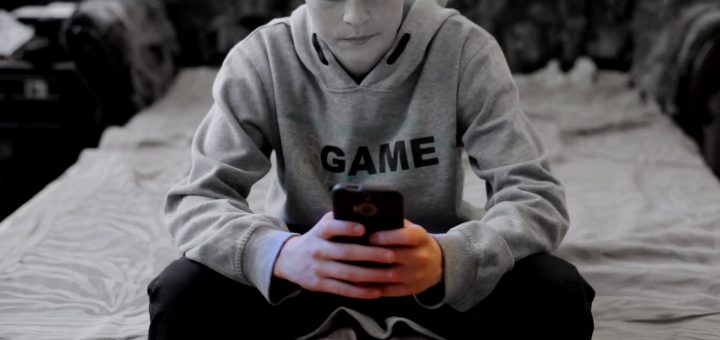 teenager-and-smartphone featured